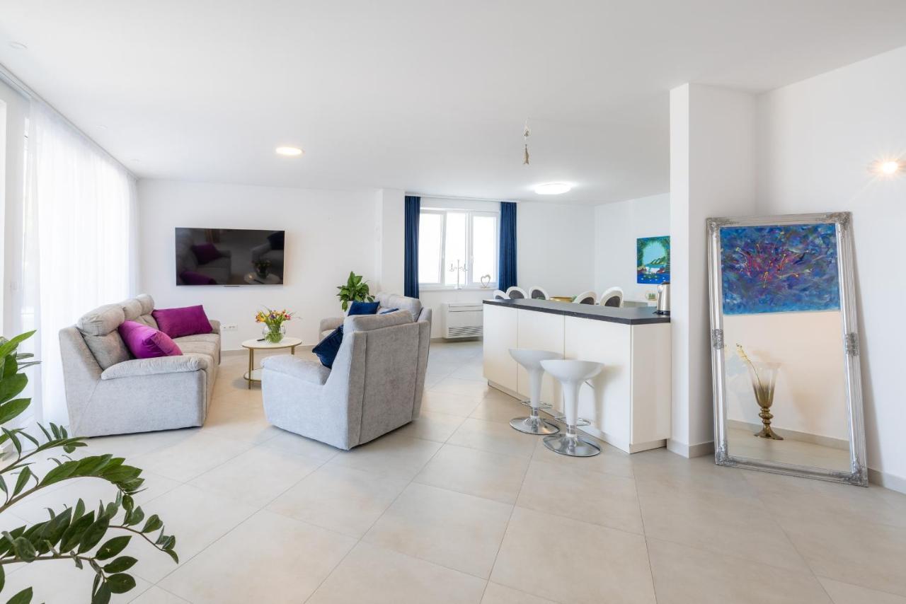 Villa Smaragd - Lapis - Luxury Apartment With Shared Pool Makarska Bagian luar foto