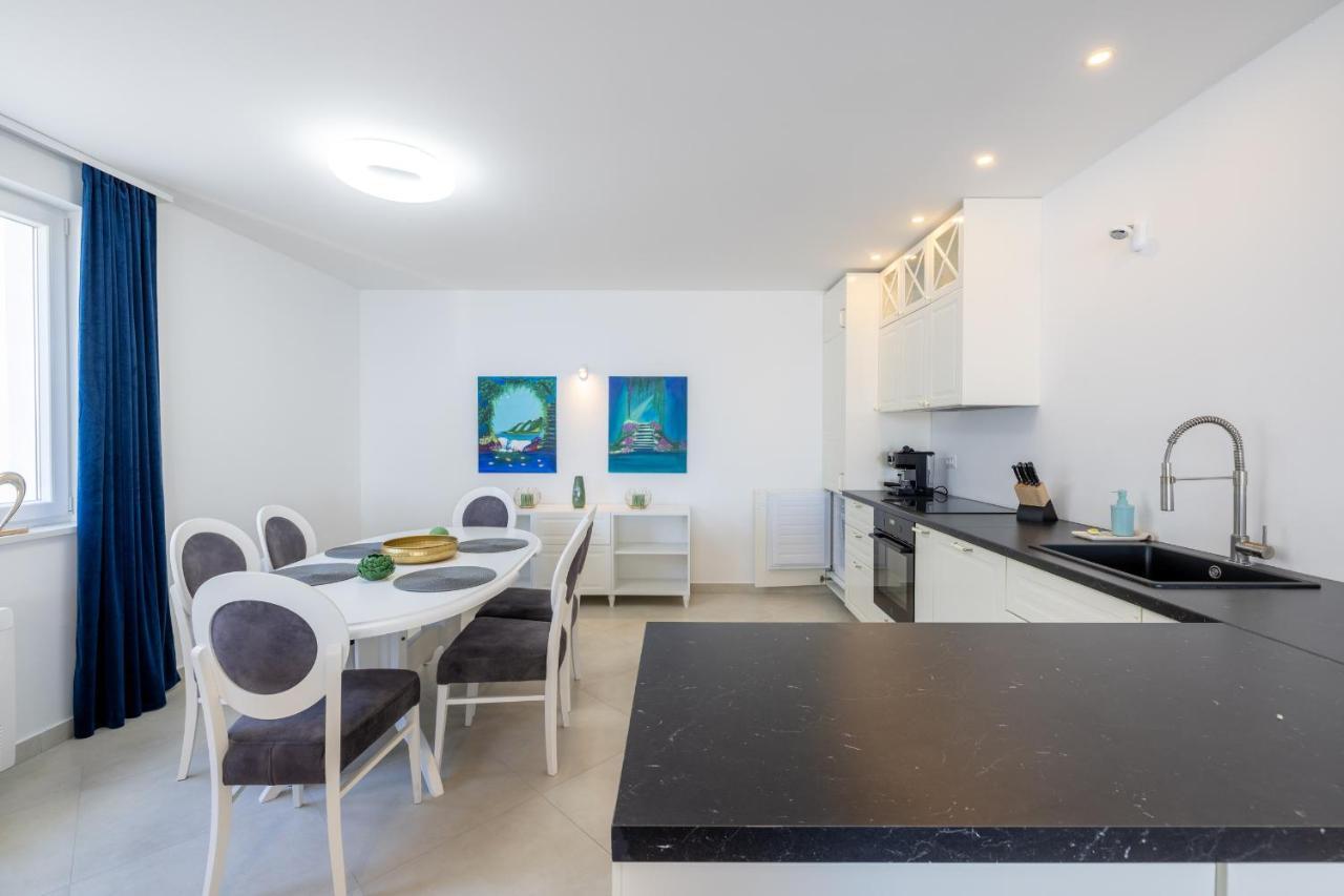 Villa Smaragd - Lapis - Luxury Apartment With Shared Pool Makarska Bagian luar foto