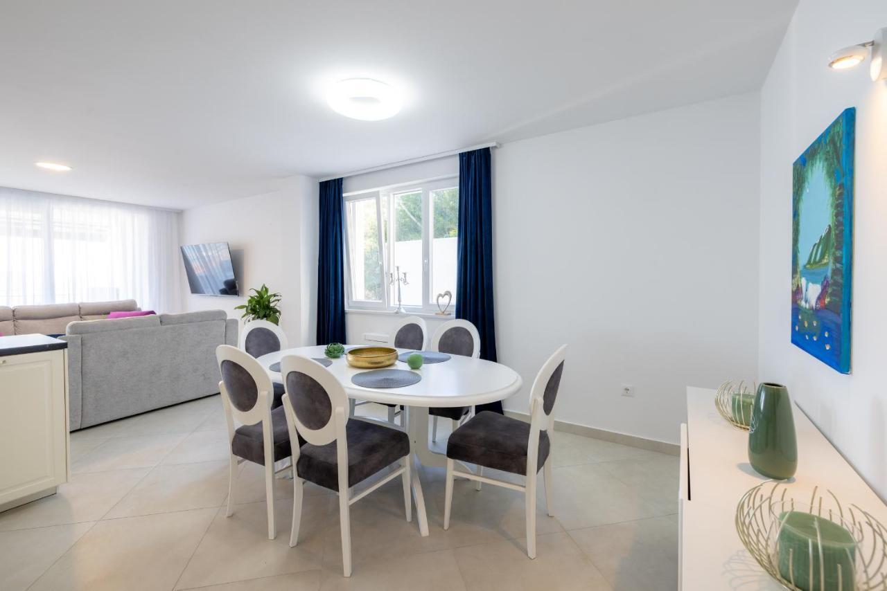 Villa Smaragd - Lapis - Luxury Apartment With Shared Pool Makarska Bagian luar foto