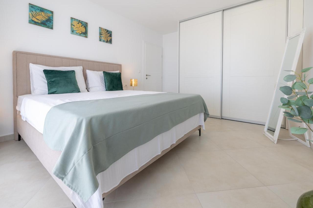 Villa Smaragd - Lapis - Luxury Apartment With Shared Pool Makarska Bagian luar foto